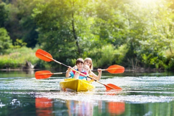 Deux personnes en kayak, une des images d’inspiration du document original.
