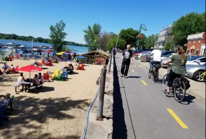 Promenade riveraine avec piste cyclable, présentée à titre d’inspiration.