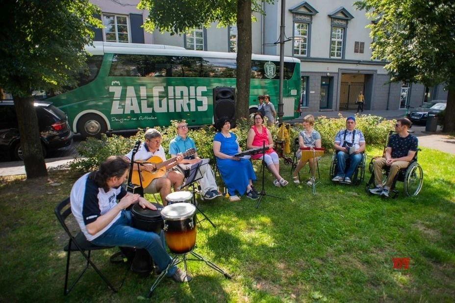 Musiciens réunis en plein air, une image d’inspiration du document.