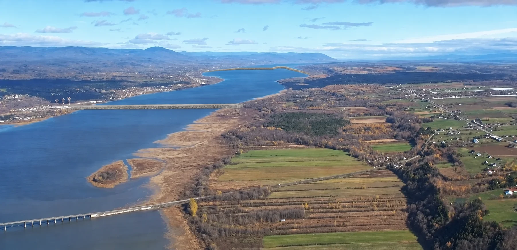Photomontage du chenal entre la Côte-de-Beaupré et l’Île d’Orléans illustrant les deux digues proposées sous forme d’ouvrages en enrochement.